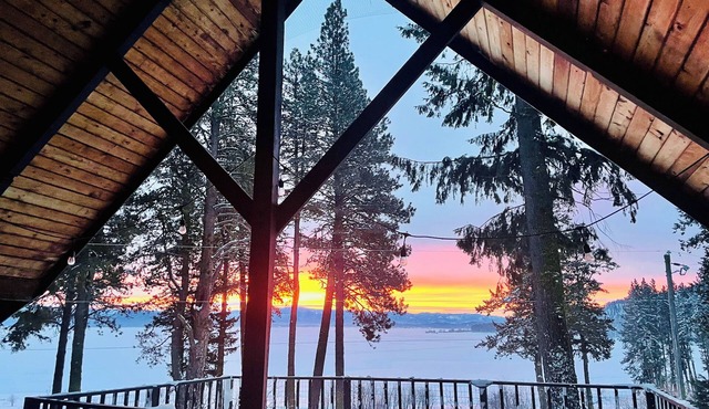 Cozy, Rustic 4-bedroom Lake-view Cabin in the Woods