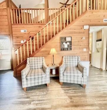 Cozy Rustic Cabin! 3 miles from the strip!