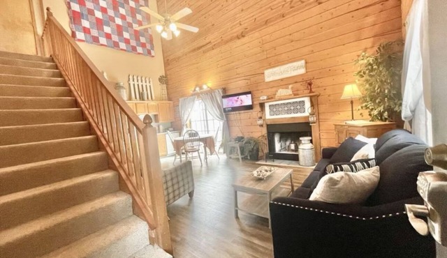 Cozy Rustic Cabin, Fireplace, Ultimate Relaxation 3 miles from the strip!