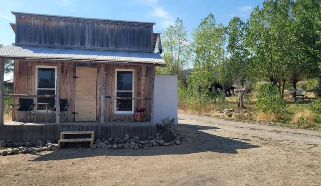 Cozy Rustic Cabin for a Romantic Stargazing Getaway by the Spokane River near Tumtum, Washington