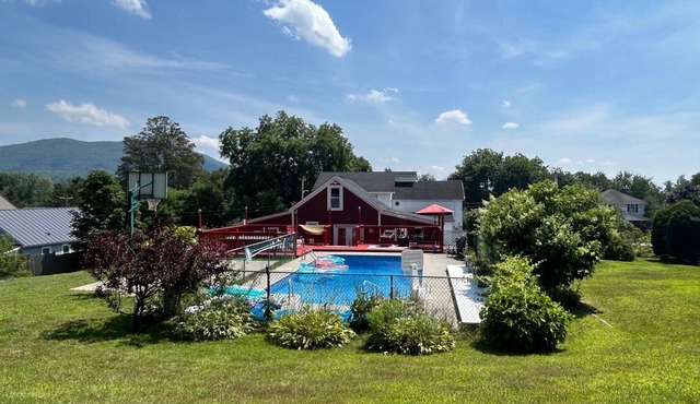 Cozy Rustic Cabin in Rutland. Hot tub, pool in summer, mountain views!