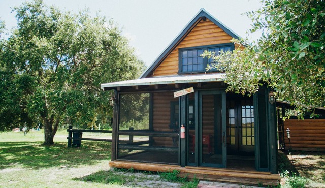 Cozy rustic cabin in the Heartland of Florida!