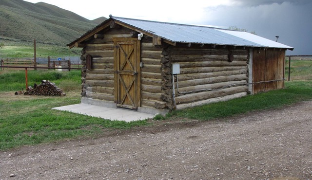 Cozy rustic cabin on Little Sheep Creek at foot of Lima Peaks