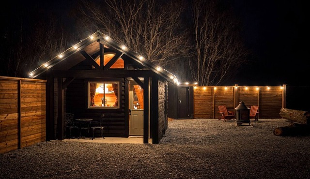 Cozy Rustic Cabin Pondside - A Couples Getaway Central to Niagara