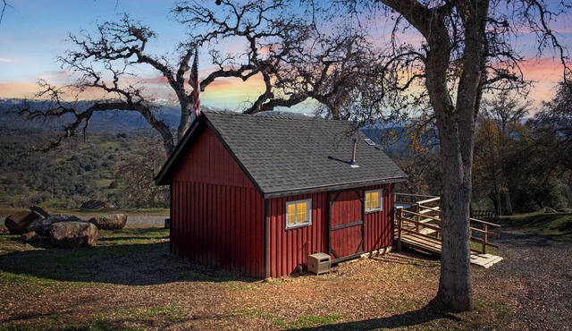 Cozy Rustic Cabin with Loft & Fireplace near the Sequoias