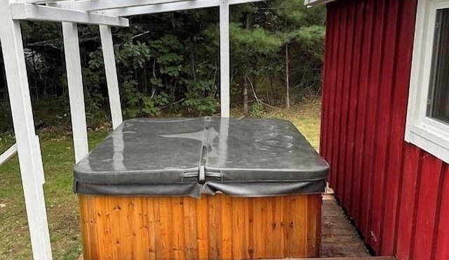 Cozy Rustic Cabin w/Hot Tub