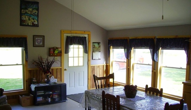 Cozy, rustic cabin with beautiful views, privacy and 1 mile from Keuka Lake