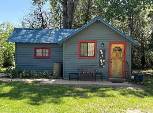 Cozy Rustic Cabin with Riverside Patio on the Pecos River – Pecos, New Mexico
