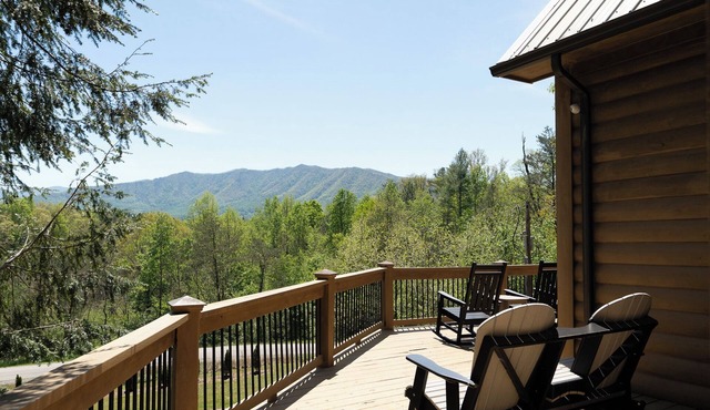 Cozy Rustic Cabin with Wonderful Views of the Smoky Mountains