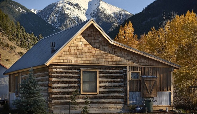 Cozy, Rustic Cabins near Chico Hot Springs & only 35 mins to YELLOWSTONE PARK!