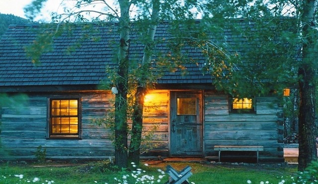 Cozy, Rustic Cabins near Chico Hot Springs & only 35 mins to YELLOWSTONE PARK!