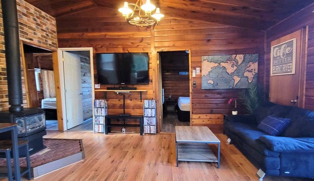 Cozy Rustic Cottage! Hot Tub, River, Fireplace, Kayaks, Tons of Games & Movies