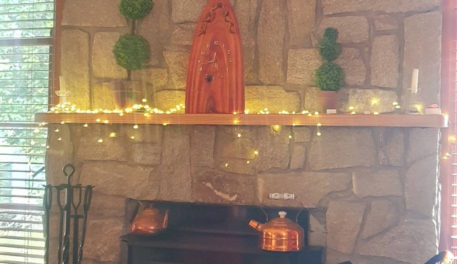 Cozy rustic cottage in the heart of Mt Beauty.Stone fireplace,off street parking