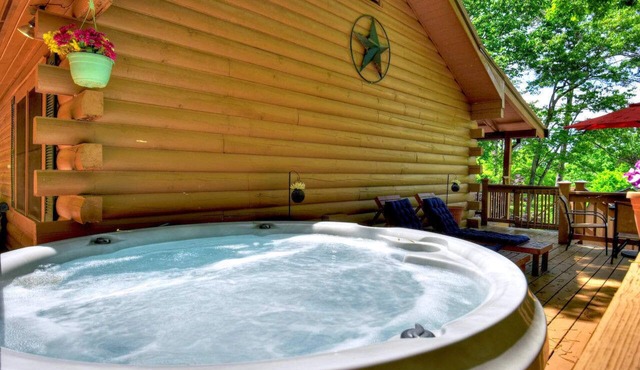 Cozy Rustic Cottage w/Hot Tub & Fire Pit near Lake