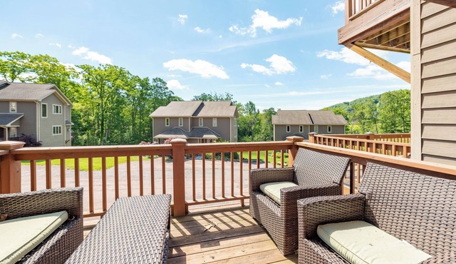 Cozy Rustic Duplex w/Hot Tub, Fireplace & Views
