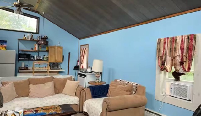 Cozy Rustic Escape - Near the Lake