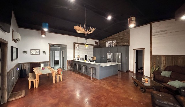 Cozy Rustic farmhouse- 5 minutes from wedding venue