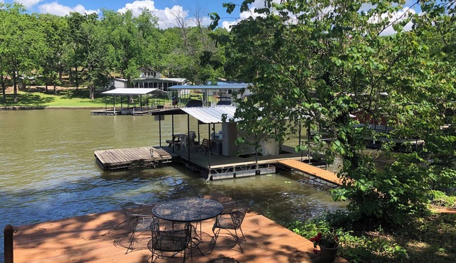 Cozy rustic lakefront cabin with AC and WiFi in charming Camdenton