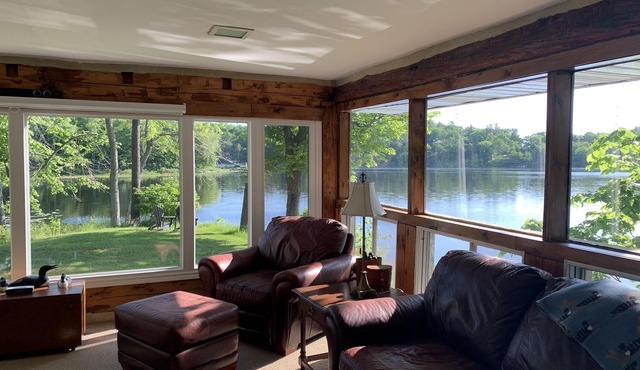 Cozy rustic log cottage with small private beach, 3 fireplaces and lots of space