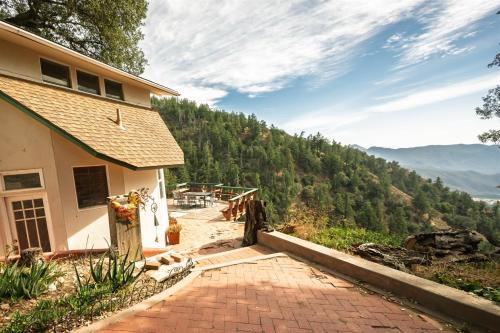 Cozy Rustic Mountain Home with Breathtaking views