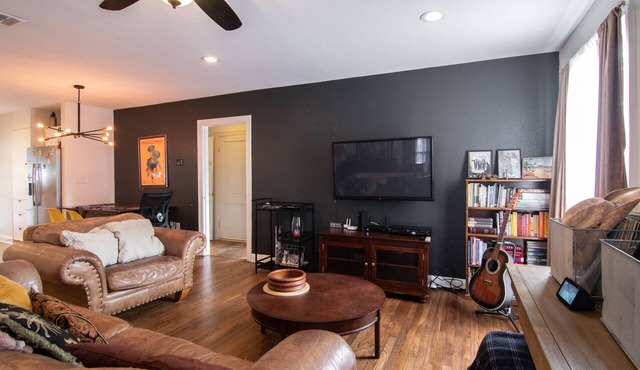 Cozy rustic, newly remodeled, Clarksville home with Tour Bus