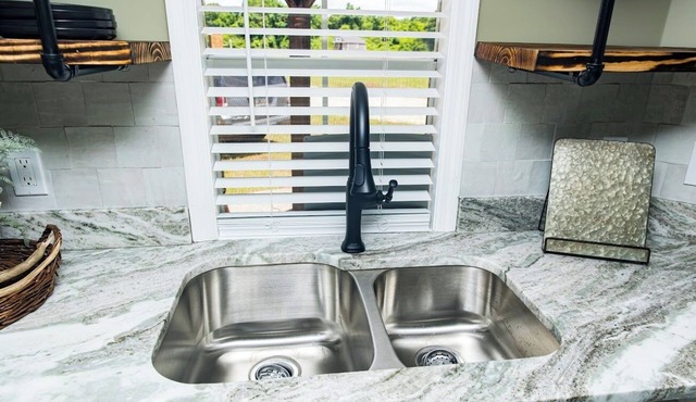 Cozy Rustic Open Design Cabin with Fiber Internet/WiFi, AC in charming BlakelyGA