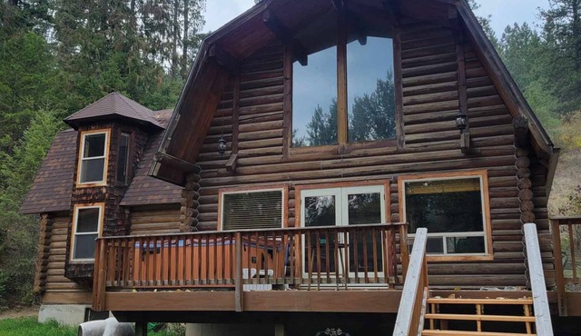 Cozy, rustic private cabin in the woods! Skip to the river & CDA bike trail!