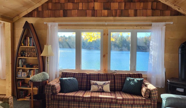 Cozy rustic quiet Lakefront Cottage. Excellent fishing to catch the big one.