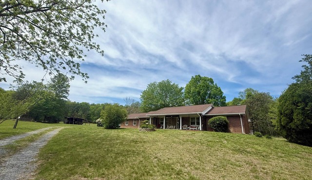 Cozy Rustic Retreat w/Mountain Views, King Suite & Fast WiFi
