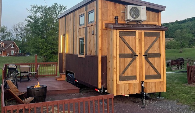 Cozy Rustic Tiny House @ the Horse Stable w/horse back trail riding & more!