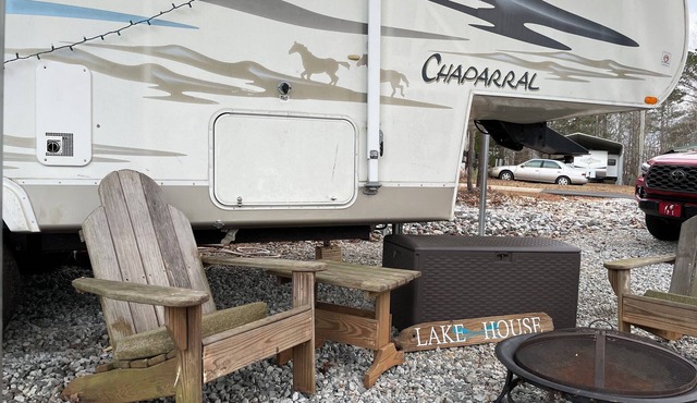 Cozy RV in a vacation community on Lake Hartwell