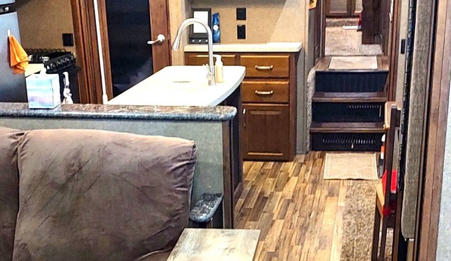 Cozy RV in Enchanting Silver Springs with WiFi, AC, TV, fire pit & horse stable