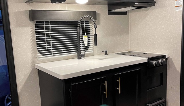 Cozy RV in Enchanting Hemet with WiFi, AC