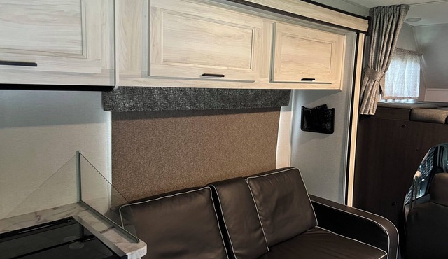 Cozy RV in fabulous McEwen with AC, WiFi