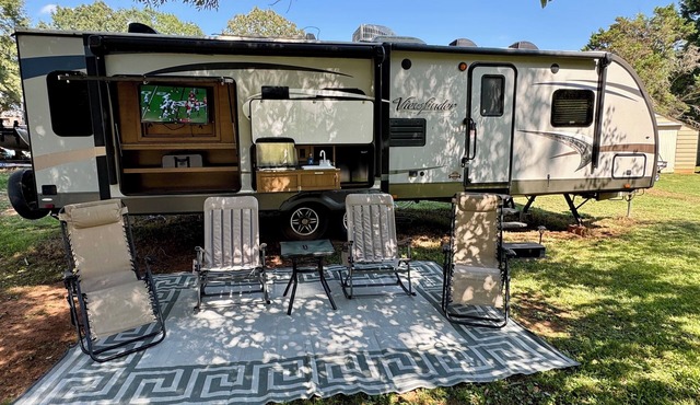 Cozy RV in quaint Nicholson. Close to UGA.