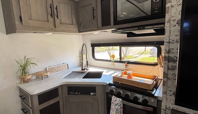 Cozy RV in Serene Dallas with ACnwith a private room and 2 bunk beds plus one