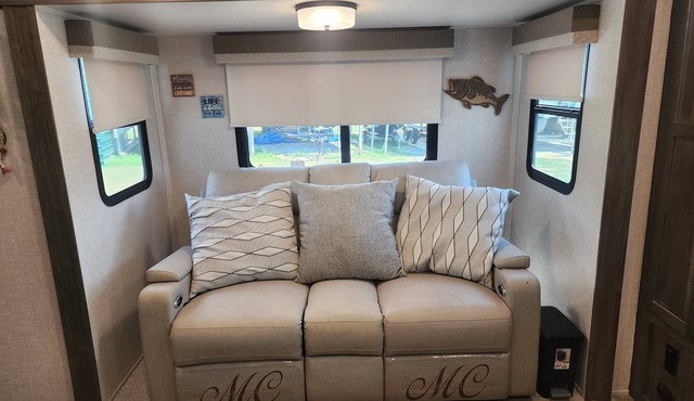 Cozy RV in Soothing Mooresburg with AC, WiFi, Beach/Boat Lake access and fishing