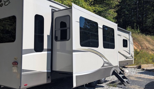 Cozy RV in Tranquil Lancing with AC