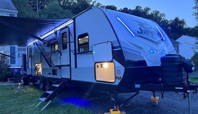 Cozy RV in Wonderful Stafford with AC, WiFi. Fully equipped!