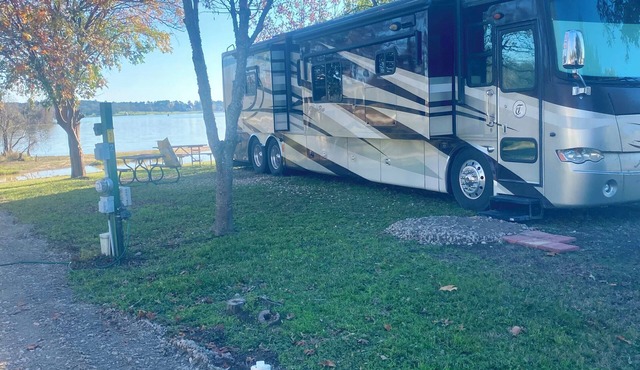 Cozy RV in Wonderful Willis with WiFi, Fitness Room, AC
