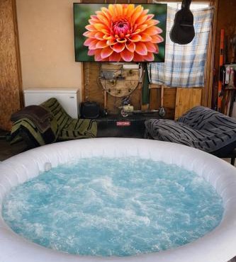 Cozy RV Oasis Farm Stay Hot Tub Minutes to Adventist Health and Redbud Park