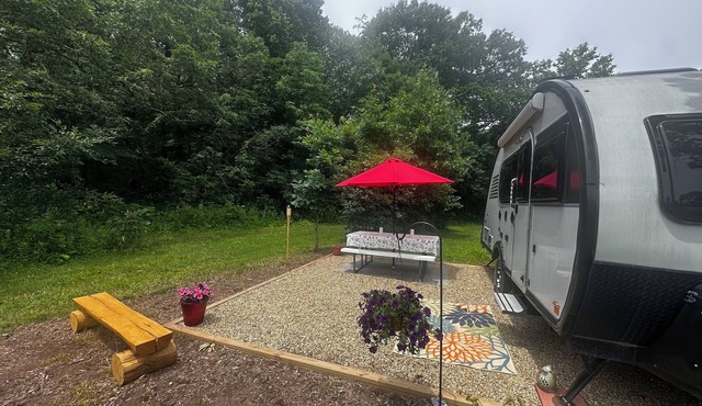 Cozy RV on 149 acres in Charleston with AC, WiFi, and eight miles of trails!nnn