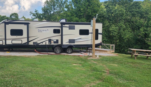 Cozy RV on Clinch River with AC, WiFi, Fire pit