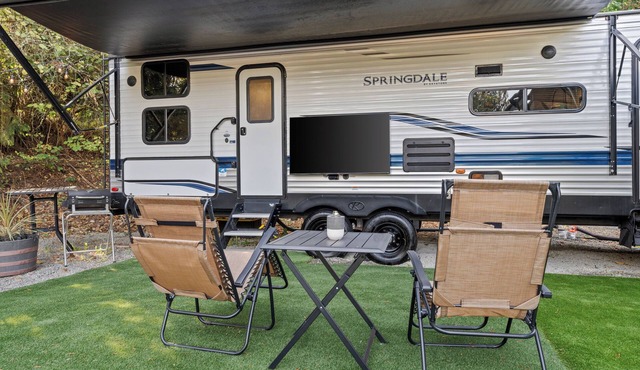 Cozy RV on private wooded property w/ AC, WiFi, firepit, & close to amenities