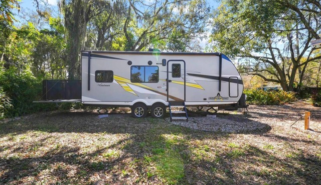 Cozy RV Retreat Fast Wi-Fi & Pet-Friendly