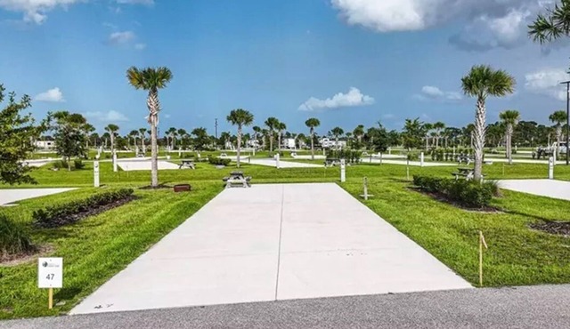 Cozy RV Site with Pool, Lakes and Tiki Bar in enchanting Lake Wales