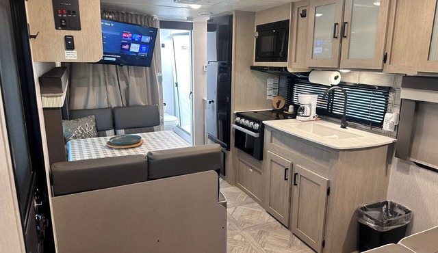 Cozy RV Stay · 21ft Trailer with Wi-Fi & Comfort