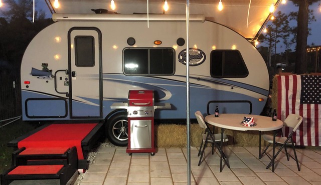 Cozy RV with 1 bdrm/full bath/W&D WiFi, AC in enchanting Geneva