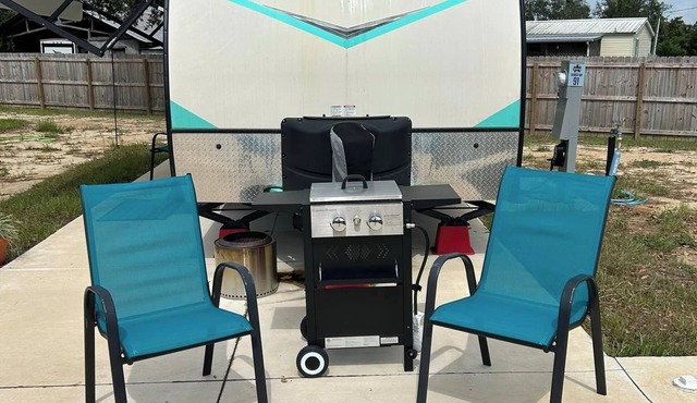 Cozy RV with 1 bedroom and WiFi, AC in fantastic Madison