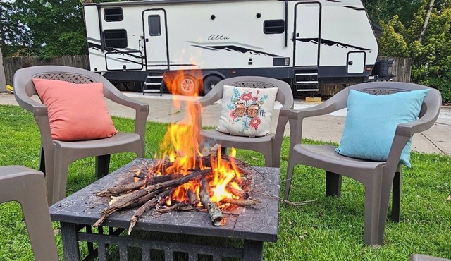 Cozy RV with 1 King bedroom, WiFi & AC in Pleasant Acworth